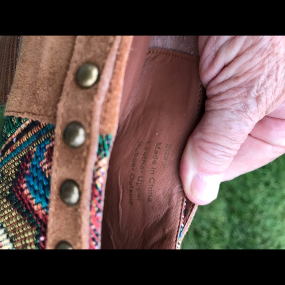 Western Booties Suede w/beautiful tapestry - Picture 5 of 7